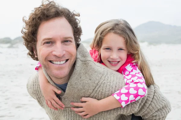 Man meeliften zijn dochter op strand — Stockfoto