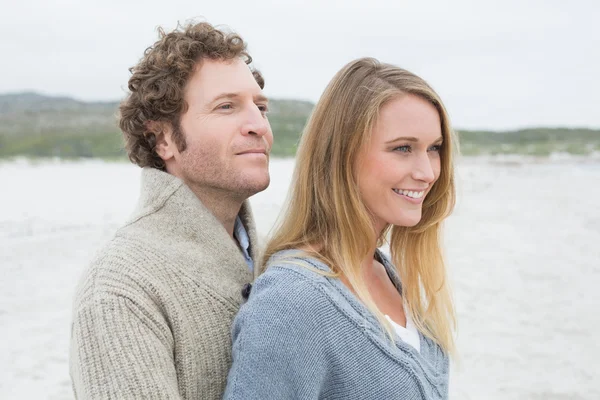 Vue latérale d'un jeune couple détendu à la plage — Photo