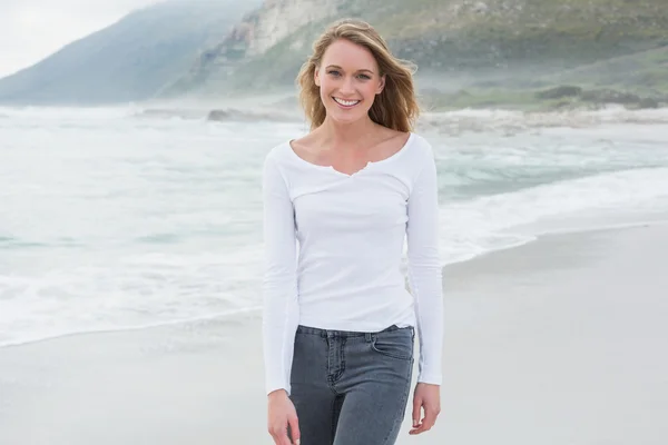 Portret van een mooie casual vrouw op strand — Stockfoto