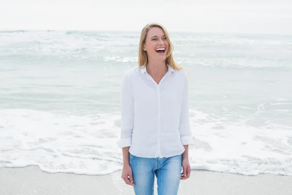 Lässige Frau lacht am Strand — Stockfoto