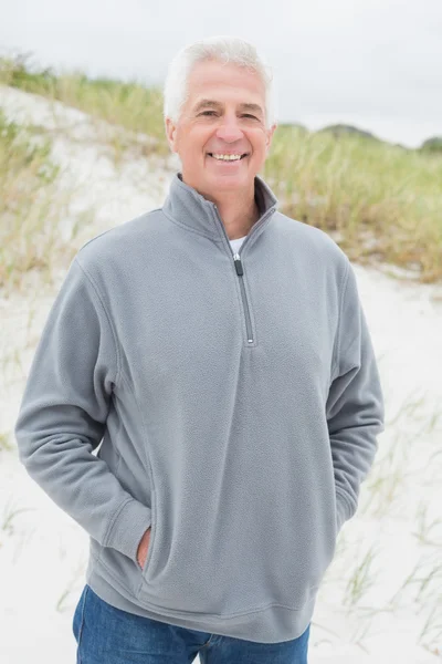 Ritratto di uomo anziano casuale sorridente alla spiaggia — Foto Stock
