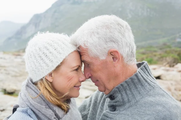 Vista lateral de cerca de una pareja de ancianos románticos juntos — Foto de Stock