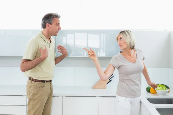 Casal irritado discutindo na cozinha — Fotografia de Stock