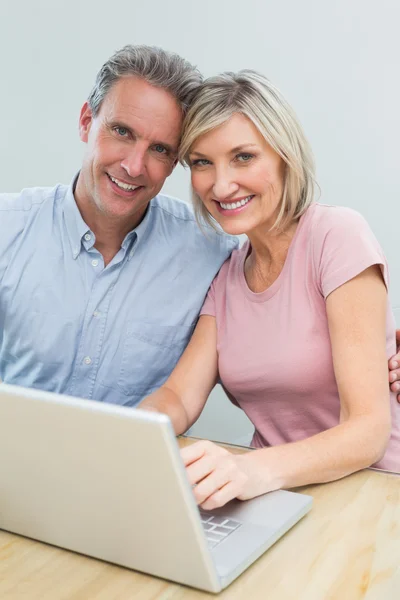 Gelegenheitspaar nutzt Laptop zu Hause — Stockfoto