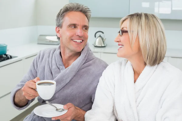 Gelukkig verliefde paar met koffiekopje in keuken — Stockfoto