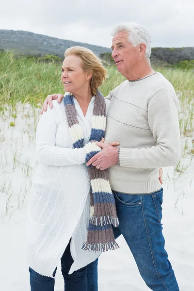 Avslappnad senior romantiska par på stranden — Stockfoto