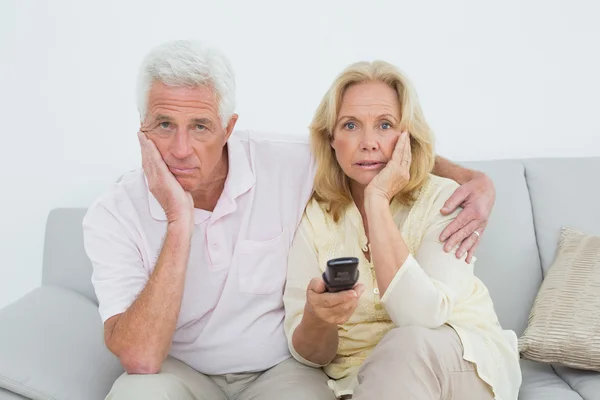 Geschocktes Senioren-Paar vor dem Fernseher — Stockfoto