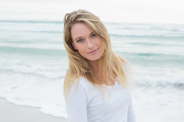 Portrait of a smiling casual woman at beach — Stock Photo, Image