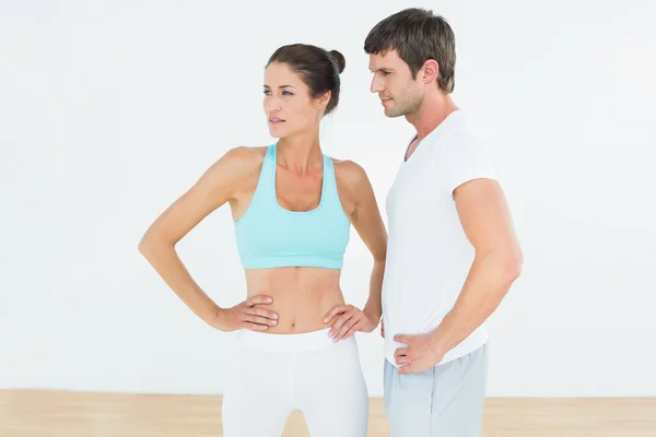 Fit couple in the fitness studio — Stock Photo, Image