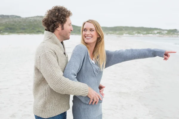 Sidovy av en avslappnad romantiska par på stranden — Stockfoto