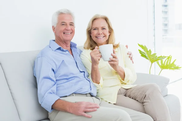 Senior koppel met koffie beker zittend op de Bank — Stockfoto