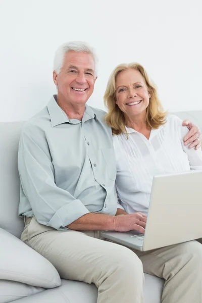 Portrait of a relaxed senior couple using laptop — Stock Photo, Image