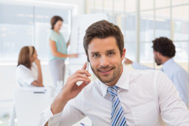 çağrı ofis arkadaşları ile gülümseyen iş adamı