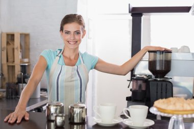 kendinden emin gülümseyen barista kahve dükkanında hazırlanıyor