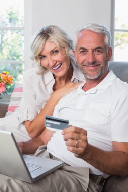 evde online alışveriş yaparken mutlu olgun çift