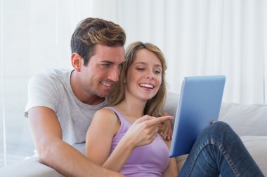 genç bir çift dijital tablet birlikte kullanma