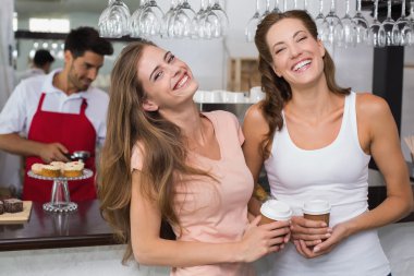 Arkadaş grubu erkek barista kahve dükkanında kasaya