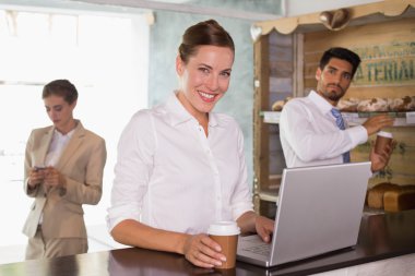 office kafeteryada dizüstü kullanarak iş kadını