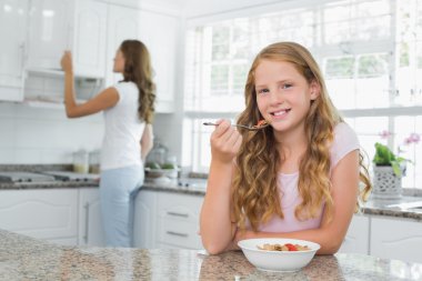 kız annesi ile kahvaltı mutfak at arka planda