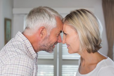 Olgun çift evde birbirine bakarak