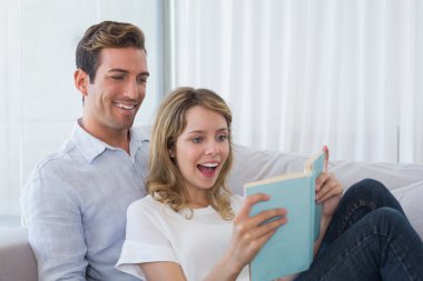 kanepede rahat seven çift okuma kitabı