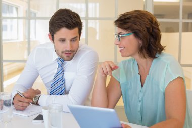 Office dijital tablet bakarak iş adamları