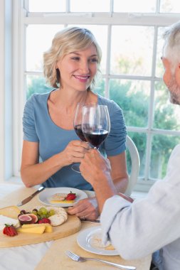 Olgun çift yiyecek şarap bardakları kızartma