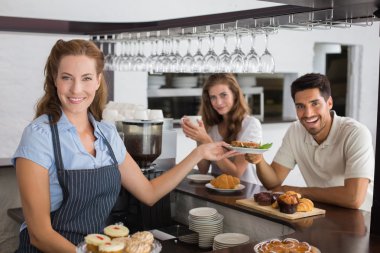 sandviç, bir adamla kahve dükkanında veren kafe sahibi