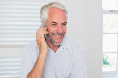 cep telefonu kullanan olgun bir adam