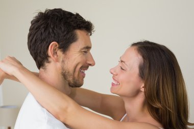 Sevgili çift evde birbirine bakarak