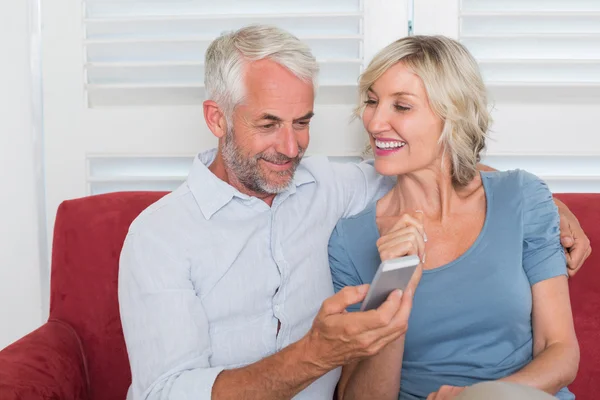 Mature couple reading text message — Stock Photo, Image