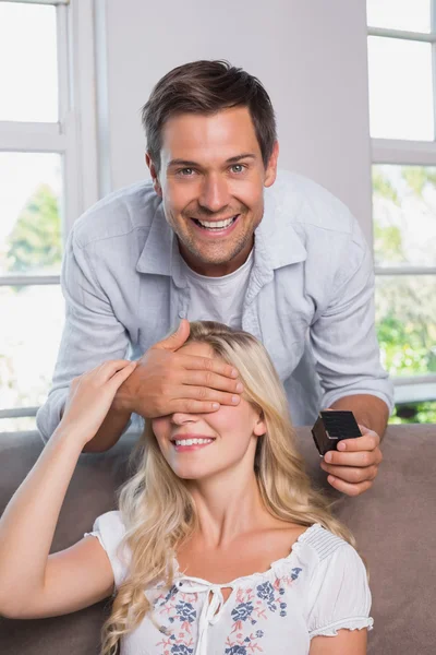 Homme souriant femme surprenante avec une alliance à la maison — Photo