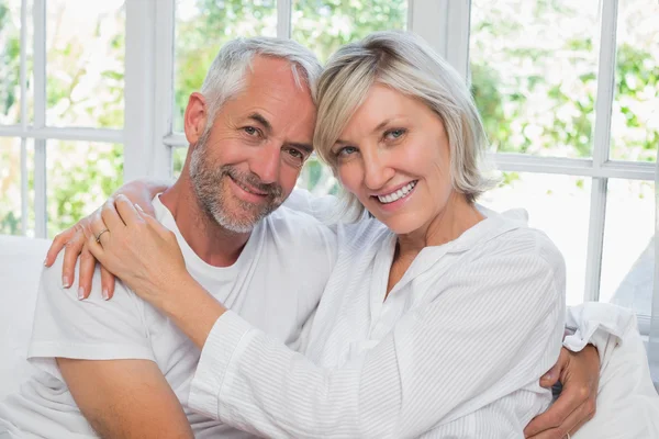 Liebendes glückliches reifes Paar mit Arm um — Stockfoto