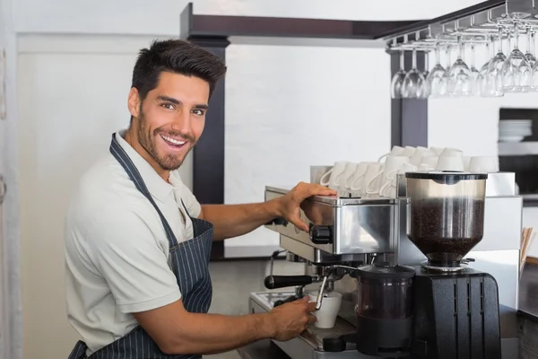 Smiling waiter making cup of coffee at coffee shop — Stock Photo, Image