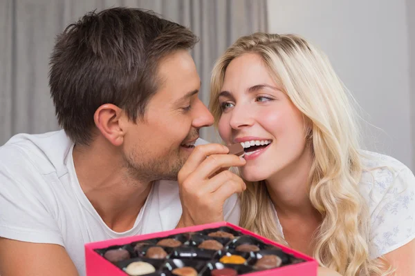 Relaxado casal feliz comer doces — Fotografia de Stock