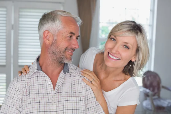 Retrato de cerca de una feliz pareja madura — Foto de Stock