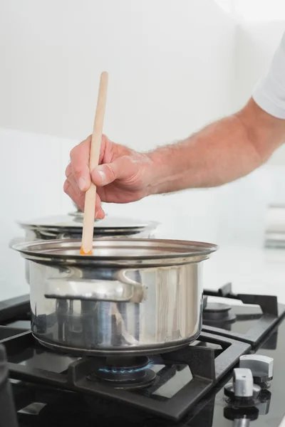 Détail rapproché d'un homme préparant des repas dans la cuisine — Photo