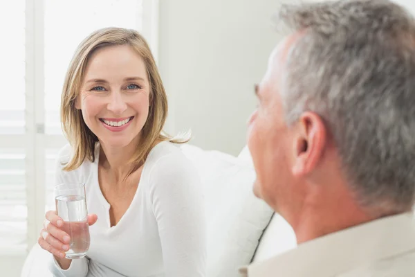 Ontspannen paar met een glas water — Stockfoto