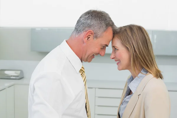 Vista lateral de una feliz pareja de negocios en la cocina — Foto de Stock