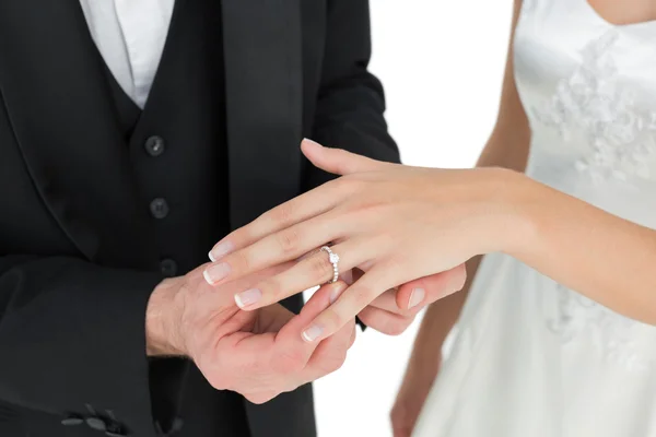 Noiva e noivo trocando anel de casamento — Fotografia de Stock