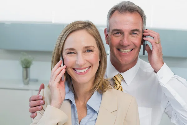 Retrato de um casal de empresas usando celulares — Fotografia de Stock