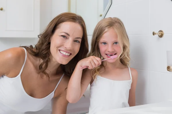 Portret van moeder met dochter tanden poetsen — Stockfoto