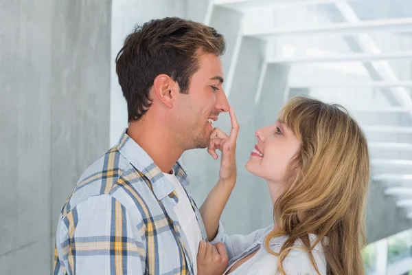 Houden van jong paar kijken naar elkaar — Stockfoto