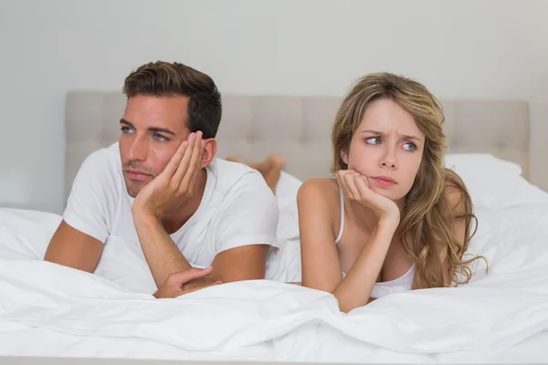 Casal não falar depois de uma discussão na cama — Fotografia de Stock