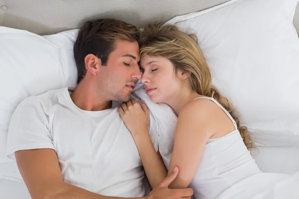 Par sova tillsammans i sängen — Stockfoto