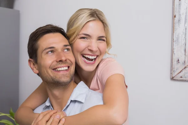 Vrolijke vrouw man van achteren omhelzen — Stockfoto