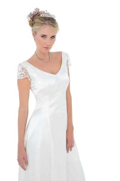 Fiduciosa sposa in piedi su sfondo bianco — Foto Stock