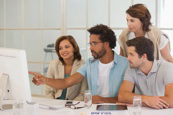 Business people using computer together — Stock Photo, Image