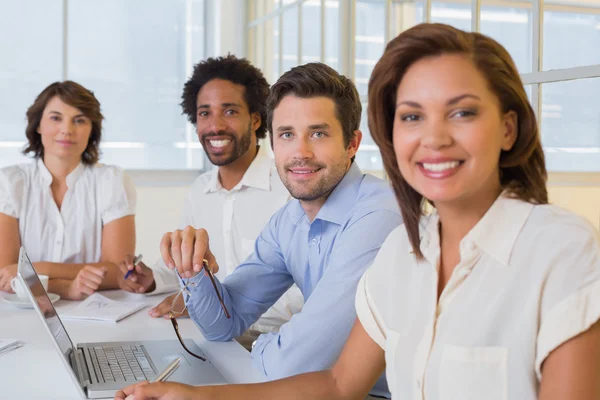 Gente de negocios sonriente en una reunión en la oficina — Foto de Stock