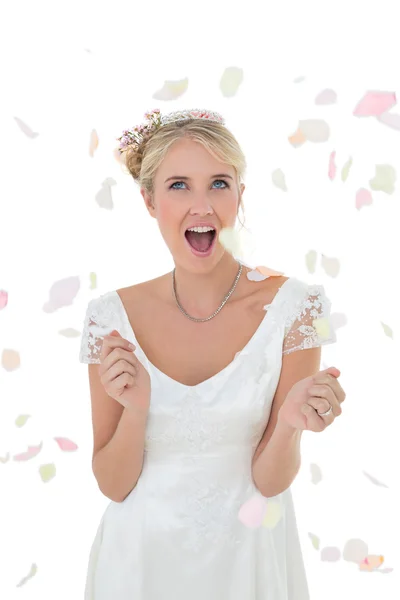 Überraschte Braut wird mit Blütenblättern überschüttet — Stockfoto